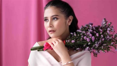 Prilly Latuconsina's Sparkling Jakarta Concert: A Night of Infectious Laughter and Unforgettable Performances!