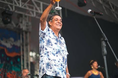 Zeca Pagodinho Breathes Life Into Rio Carnaval: Samba Symphony With Infectious Rhythms!